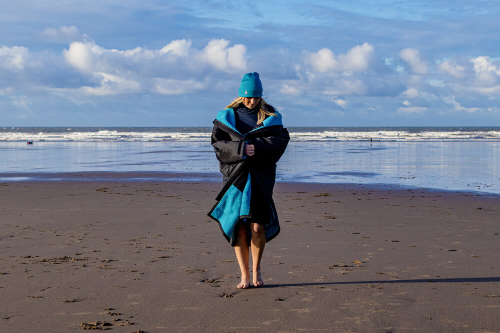 The Advance Dryrobe Long-Sleeve in black and blue.