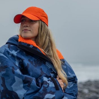 What size Dryrobe do I need? The Ultimate Dryrobe Size Guide. Girl wearing the orange and blue camo Dryrobe Advance.