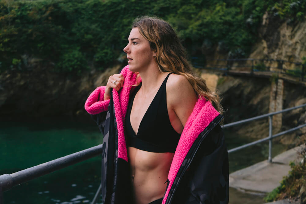 What size Dryrobe do I need? Girl taking off her pink and black camo Dryrobe Advance.